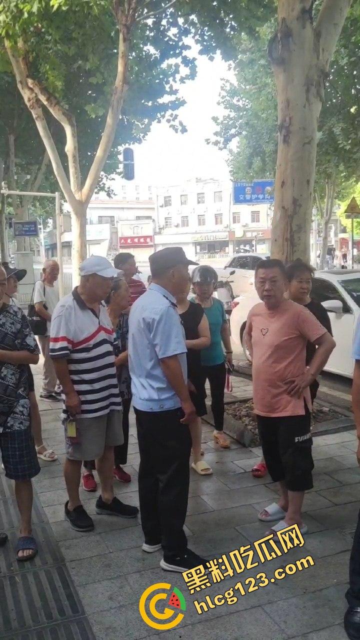 武汉超雄城管上演碰瓷大戏!大爷还没躺下他先躺,直接倒地喊头疼,懵逼大爷无路可走!-6