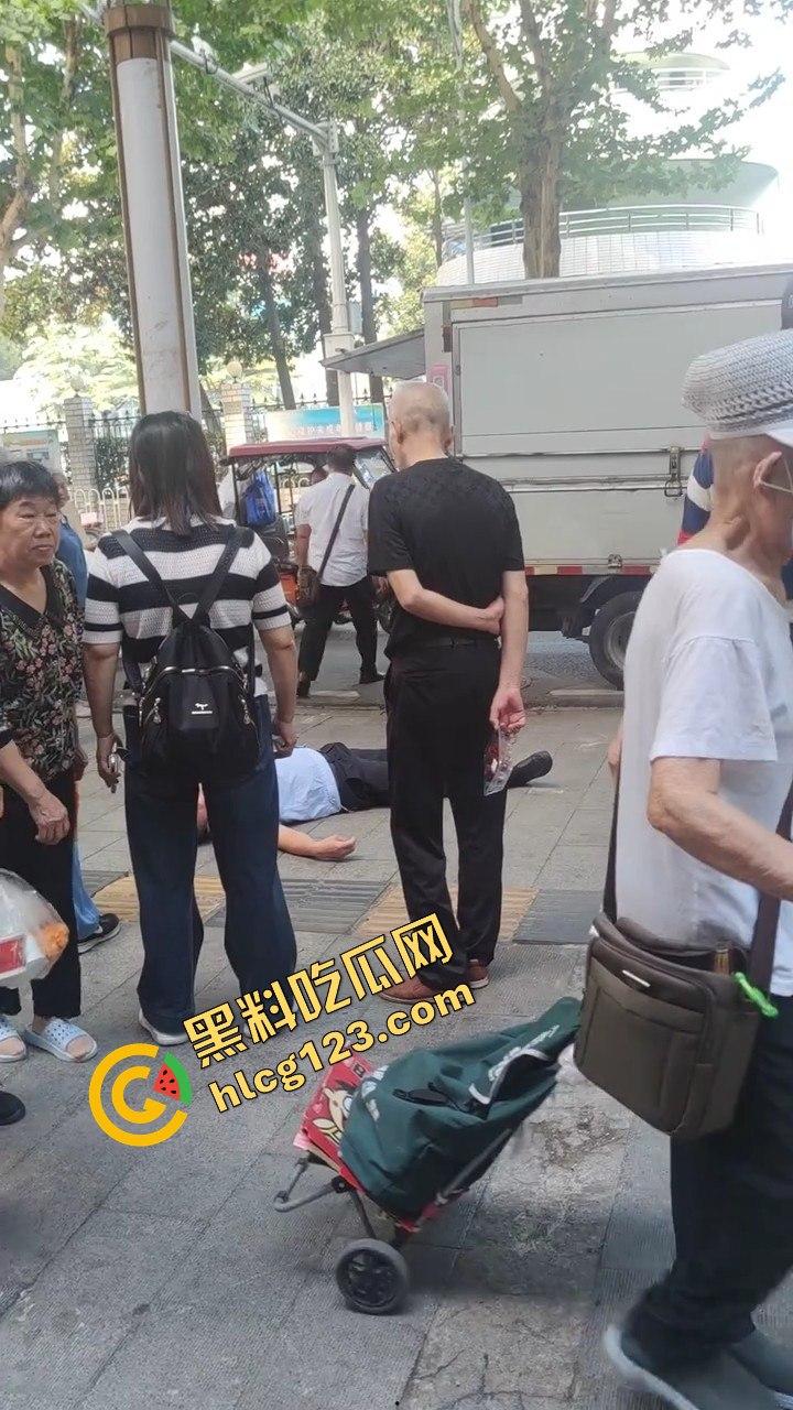 武汉超雄城管上演碰瓷大戏!大爷还没躺下他先躺,直接倒地喊头疼,懵逼大爷无路可走!-7