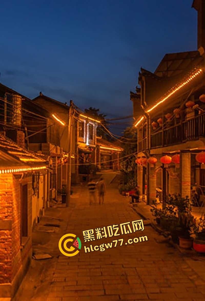 青州古城活春宫现场曝光，古风绿裙女深巷口跪舔鸡巴，男的边让口边跟路人唠嗑，路人全程狂拍！-3