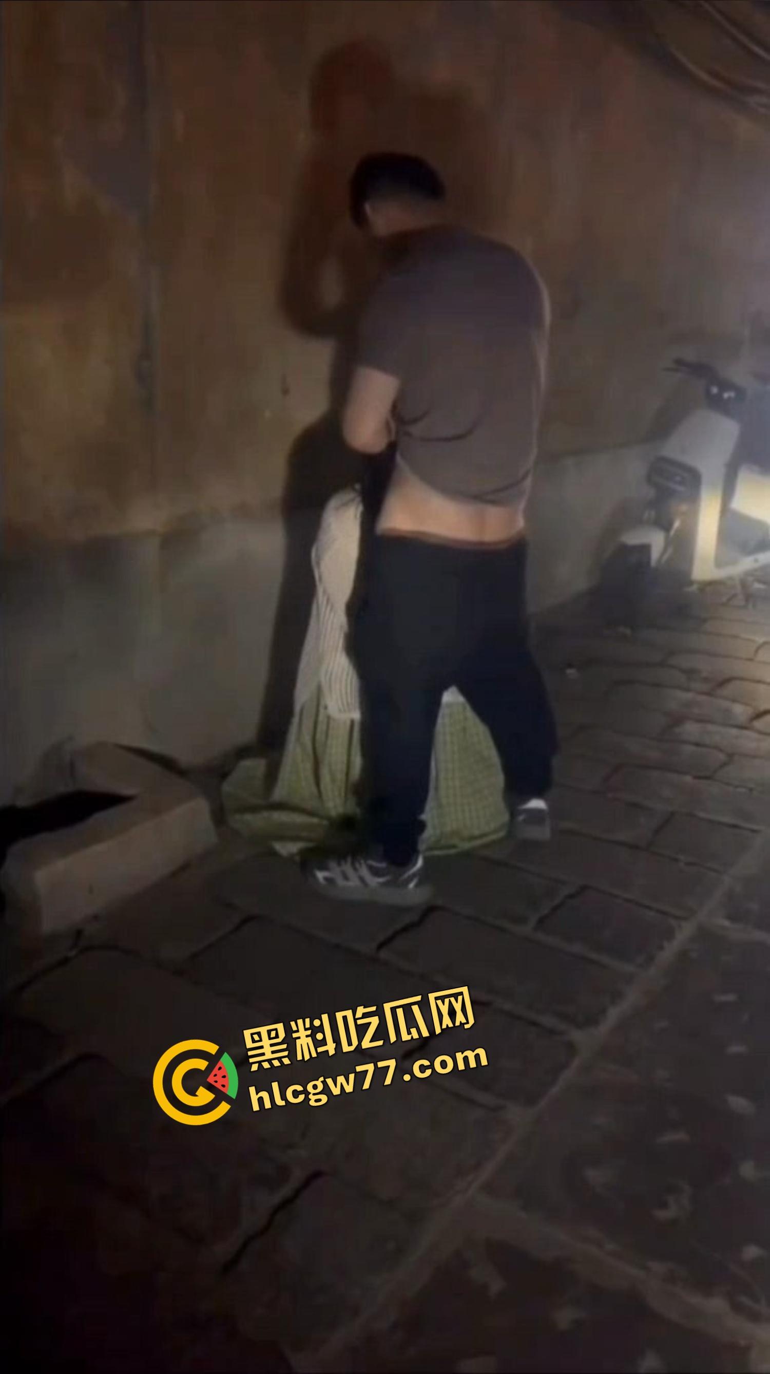 青州古城活春宫现场曝光，古风绿裙女深巷口跪舔鸡巴，男的边让口边跟路人唠嗑，路人全程狂拍！-7
