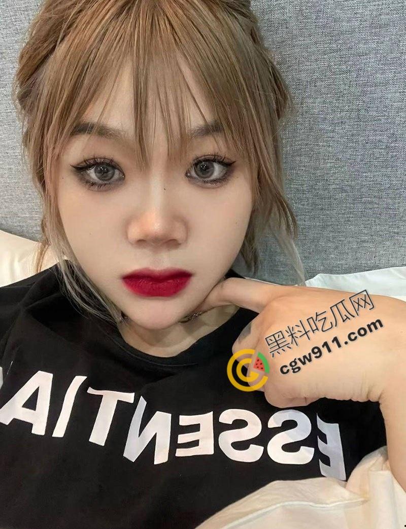 江西南昌【刘雯】与炮友约炮视频流出，大满背小花臂极品骚货，狂野骑乘急速爆轰，挑逗尖叫撩人心弦-2