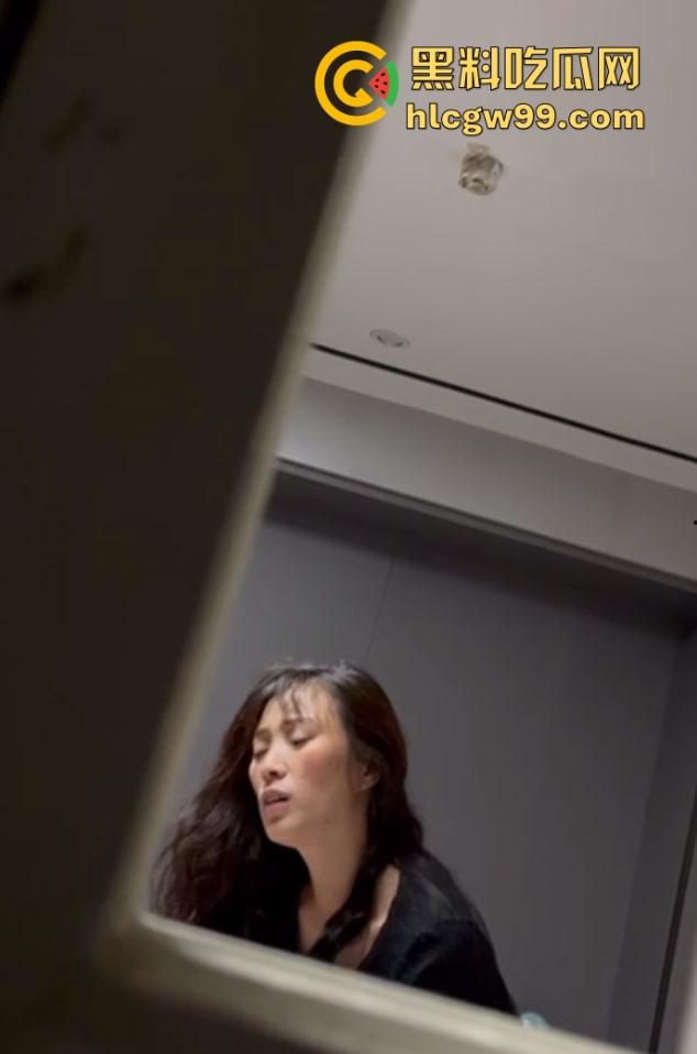 全程高能！小伙子坏得很嘞，大姨酒店激情四射，小伙扒墙偷拍还边看边点评，光听呻吟就快忍不住了！-10