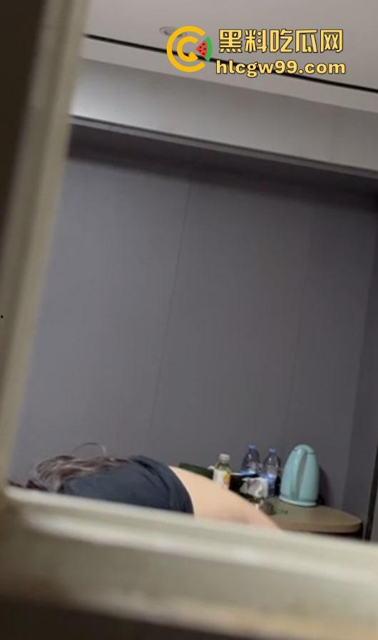 全程高能！小伙子坏得很嘞，大姨酒店激情四射，小伙扒墙偷拍还边看边点评，光听呻吟就快忍不住了！-11