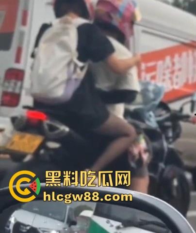 开车不扣逼 抠逼不开车 更何况还是摩托车！鲁BWG008车主你被偷拍了 黑丝骚逼扣起来带劲吗？-4