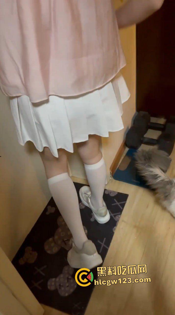 云南第一深情机车男狂操萝莉少女！黑丝床战视频外泄，绿帽女友逼男友看被操实况！-3