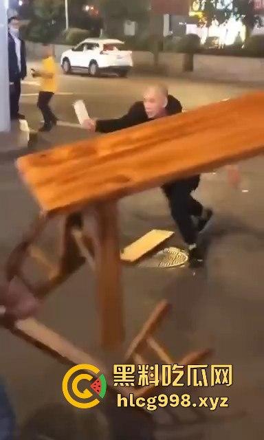 柳州光头疯子持刀砍人被围攻,摊贩齐心棍棒齐下,寡不敌众狼狈逃窜!-3