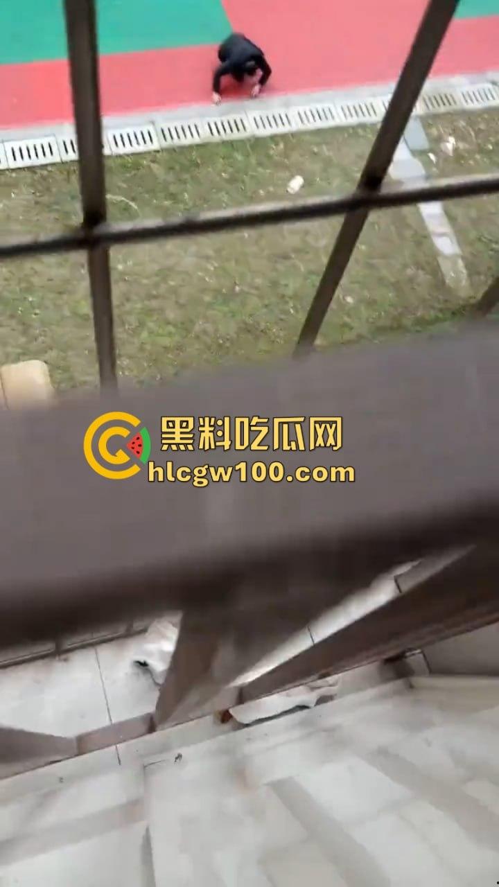 变态的妈 无能的爸 破碎的孩子 全家一起挂！上海闵行一家三口被逼跳楼 只因孩子没考100分？-9