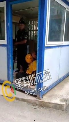 四川达州大竹川师大保安 用铁棍和辣椒水袭击外卖员 现场视频曝光流出！-2