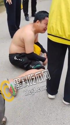 四川达州大竹川师大保安 用铁棍和辣椒水袭击外卖员 现场视频曝光流出！-6