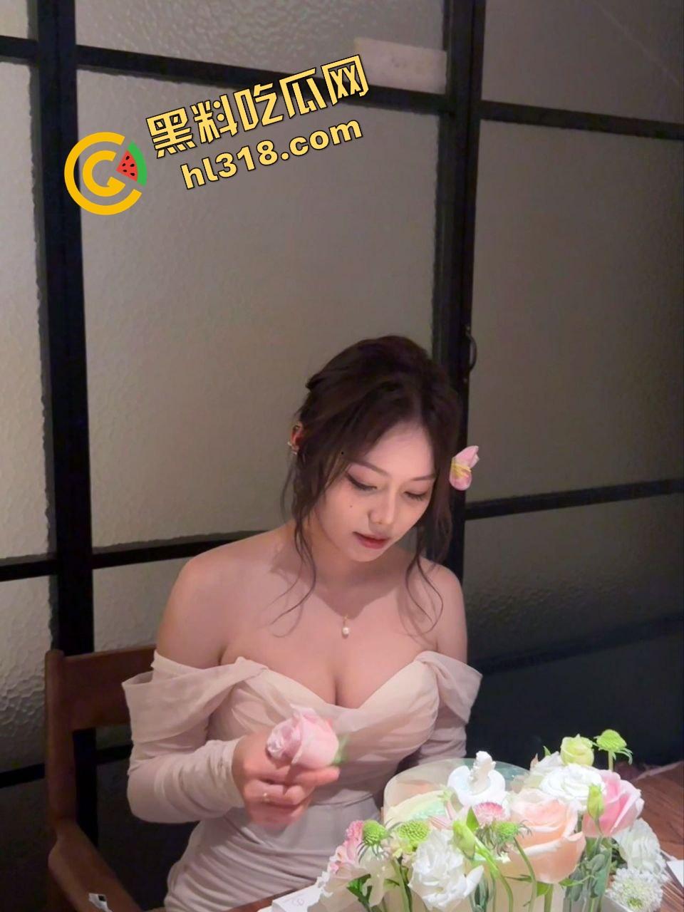 一根根本不够用，女友大胃口两根振动棒齐上阵，塞到高潮全程翻白眼还嫌不过瘾，这才是真正的骚货！-2