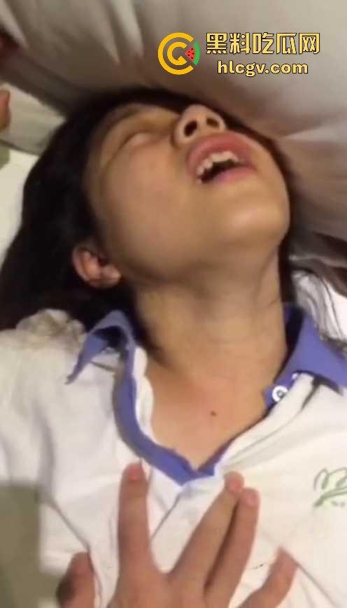 高中生校服约炮成新潮？放学后酒店开房玩无套颜射吞精，年轻一代的会玩超出想象！-3