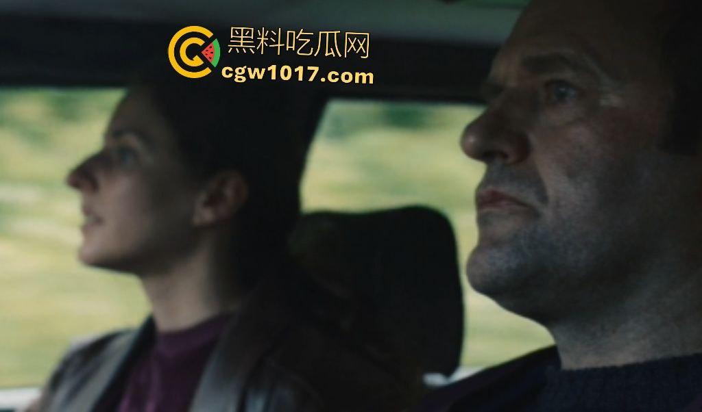 电影【她行走于黑暗中】女警阿马娅十年潜伏，寻秘密武器库并摧毁，爱恨交织成转折点，真实行动改编惊心动魄！-6