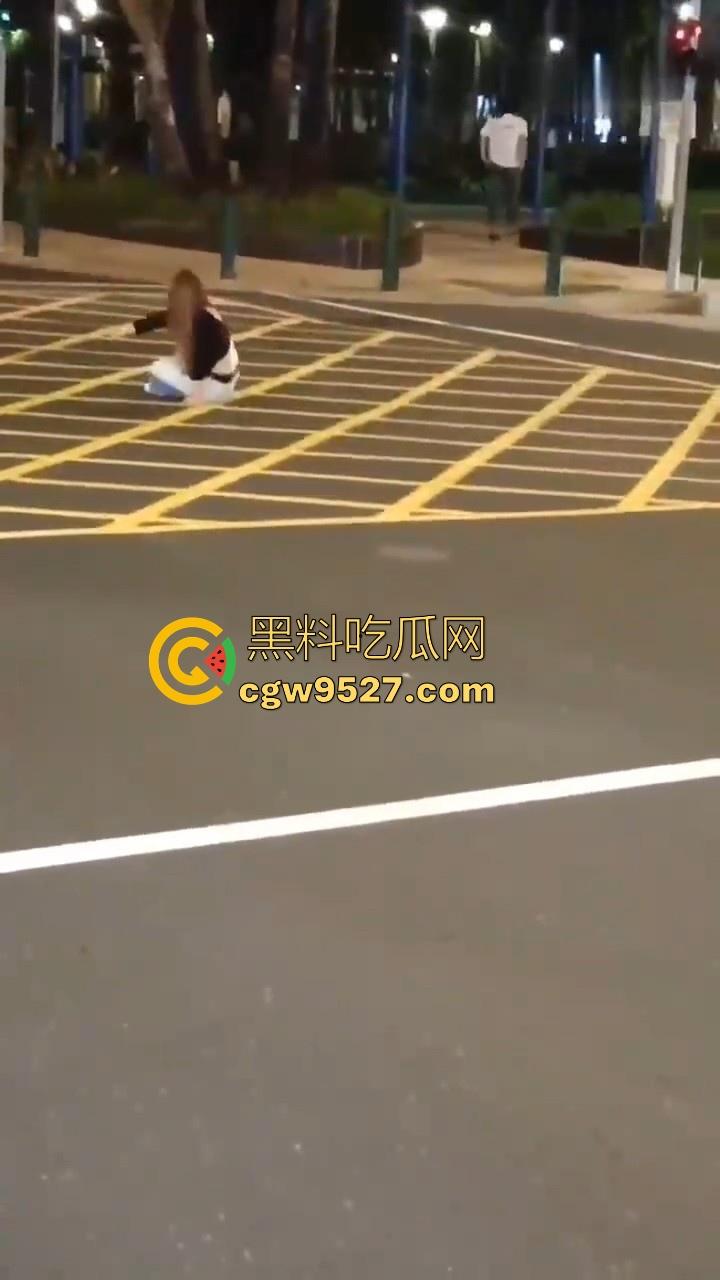 澳门深夜街头一女子与男友闹矛盾，到大街上横躺堵车，到底是受了什么刺激啊，这真的是拿生命开玩笑！-2