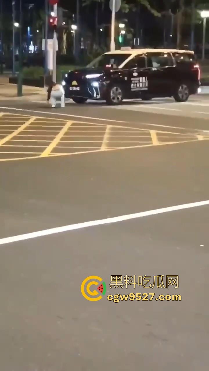 澳门深夜街头一女子与男友闹矛盾，到大街上横躺堵车，到底是受了什么刺激啊，这真的是拿生命开玩笑！-3