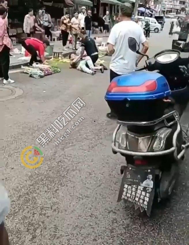 自贡富顺县板桥镇，为100元两混混大打出手，冲突升级拔刀相向，惨烈斗殴致一人丧命！-3