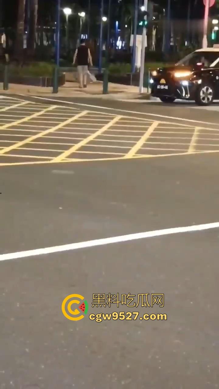 澳门深夜街头一女子与男友闹矛盾，到大街上横躺堵车，到底是受了什么刺激啊，这真的是拿生命开玩笑！-8