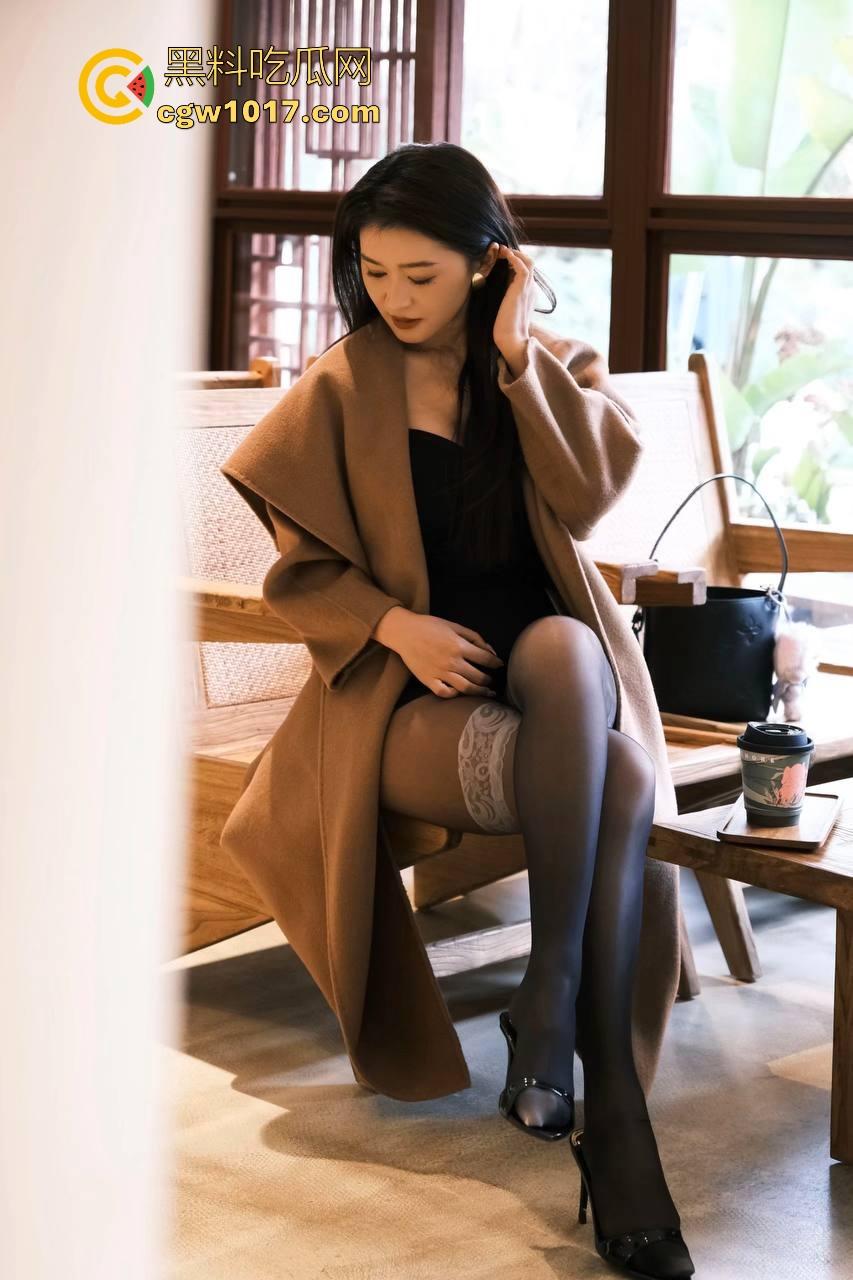 佛山创业产业园某静吧卡座惊现情侣缠绵！音乐轰鸣霓虹闪烁，美腿御姐诱惑拔屌手撸，干柴变成烈火上演活春宫！-2