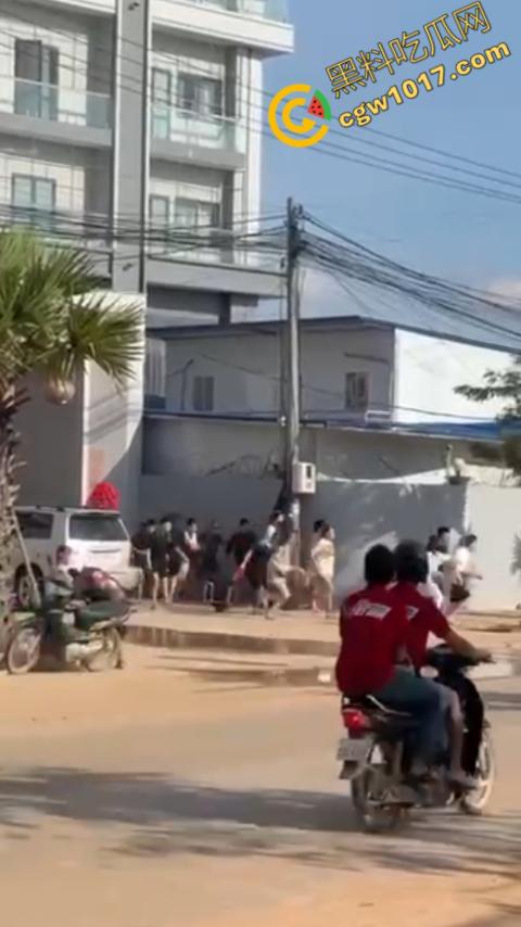 柬埔寨木牌突击抓捕：大楼被围“狗推”慌逃，警笛声与尖叫声交织，大楼一夜成围城！-5