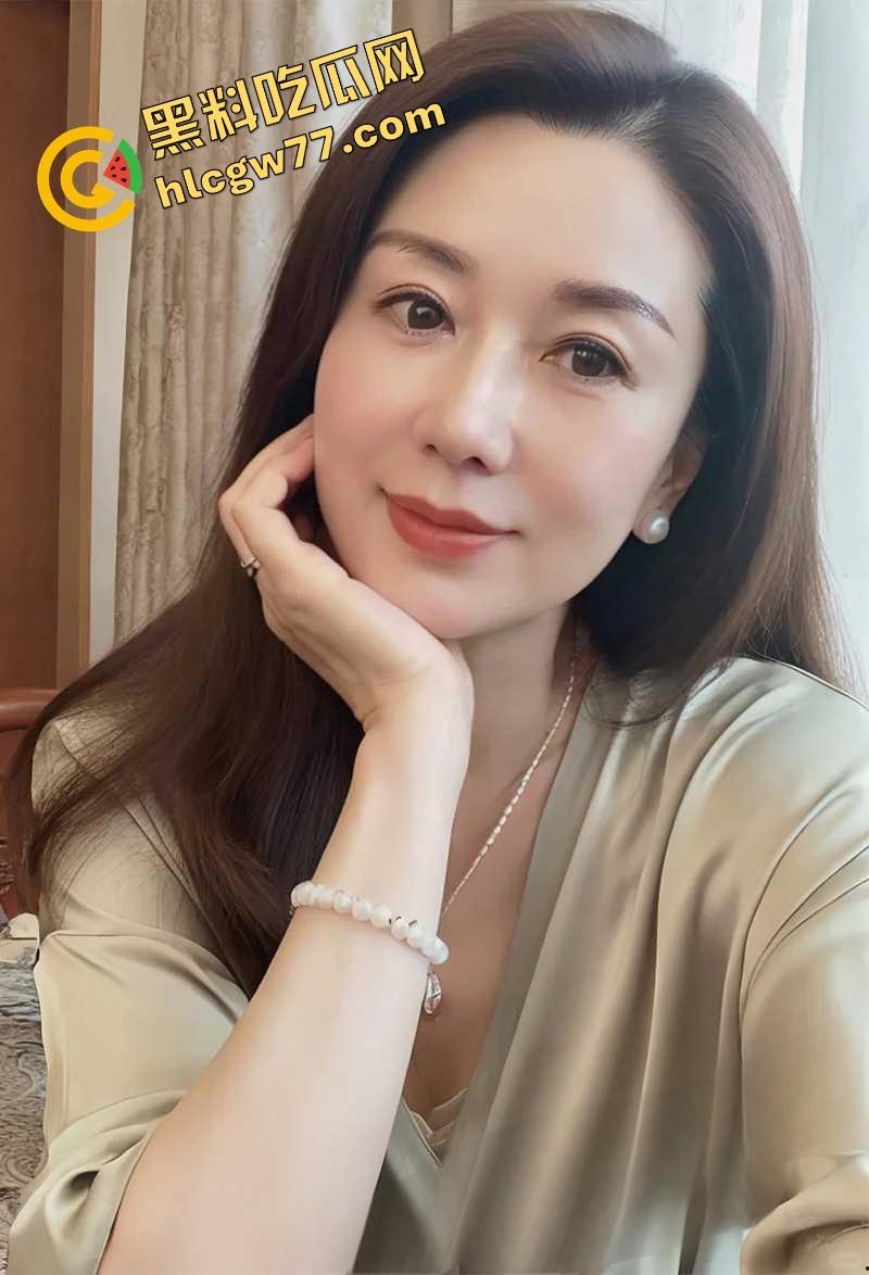 人妻骚货【桃桃】酒店红色开档情趣内衣撑爆巨乳，深喉舔屌玩假鸡巴，后入扭腰床单湿成水田！-3