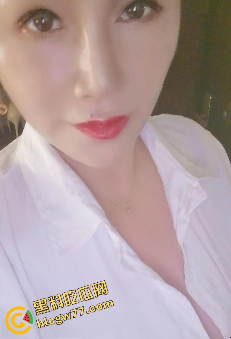 人妻骚货【桃桃】酒店红色开档情趣内衣撑爆巨乳，深喉舔屌玩假鸡巴，后入扭腰床单湿成水田！-9