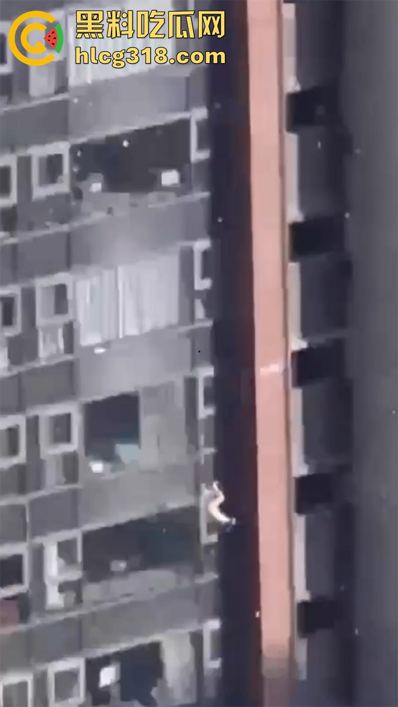 炸裂年轻夫妻吵架，小仙女直接点燃天然气，房屋爆炸大火肆虐，人直接从家里飞出去了！-3