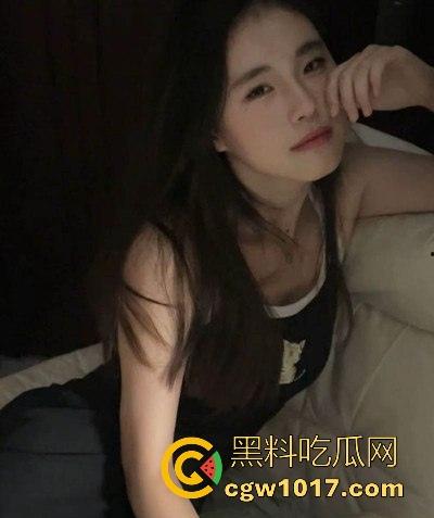 骚是演不出来的！极品骚货看到大鸡巴的脸上都洋溢着笑容，露脸舔硬狂暴骑乘，各种姿势求操求射，这婊子太会玩！-1