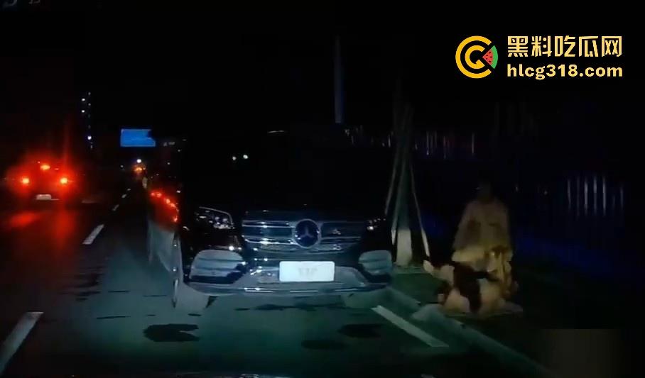夜晚停车位偶遇户外博主，马路边操逼，灯光移开马上继续，也不知道有没有吓阳痿！-6
