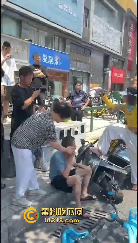 美团女骑手撞到老人后想跑，撞到老人死缠烂打，一个想讹诈一个想跑，因果纠缠罢了。-6