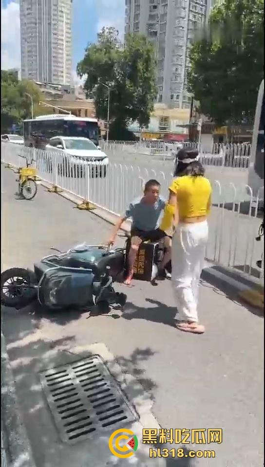美团女骑手撞到老人后想跑，撞到老人死缠烂打，一个想讹诈一个想跑，因果纠缠罢了。-7