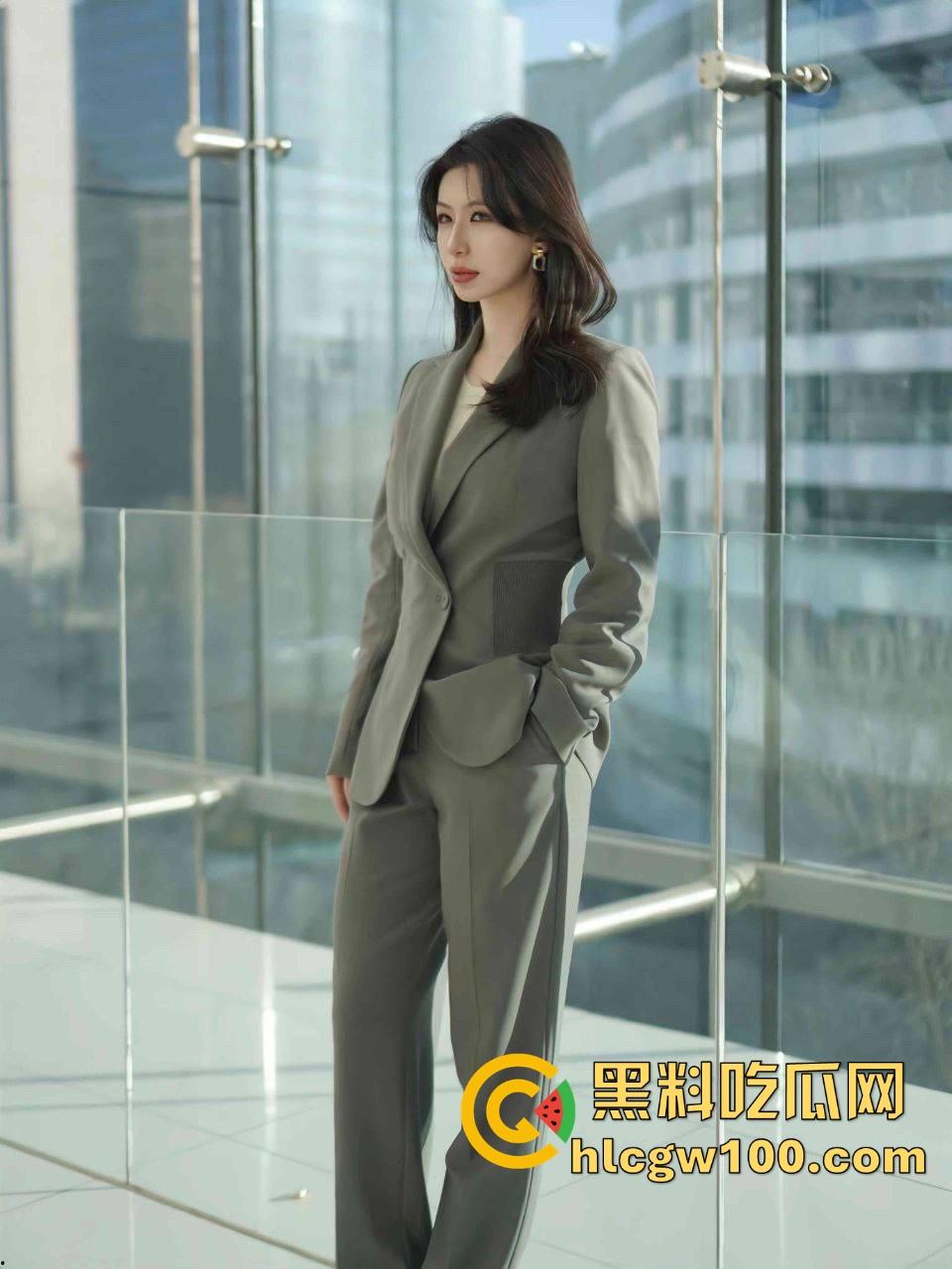 仙人酒配高跟鞋，舔狗狂舔御姐美腿喝脚上流下的酒，恋足控这福利骚到极致，御姐玩的花到离谱！-1