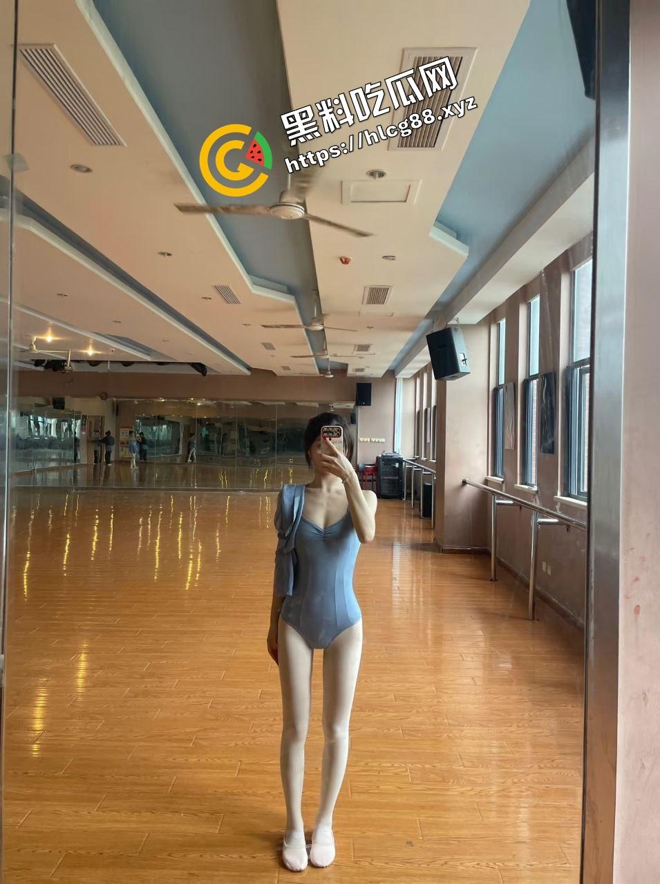 西安美术学院清纯舞蹈生『江艺』练完舞蹈练床活，下课与大哥淫荡做爱，大展骚逼后入不停！-5