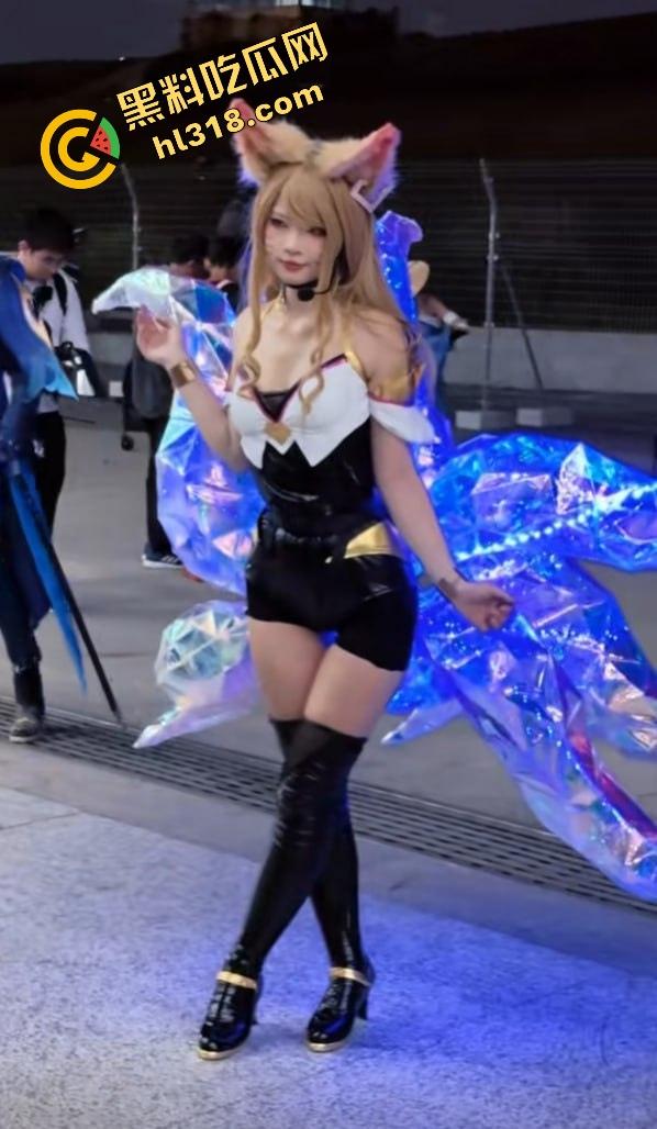 coser比比谁骚，成都夜场漫展集体裆走光，连体丝袜裹逼，内裤全外穿，宅男手机拍到爆存储！-7