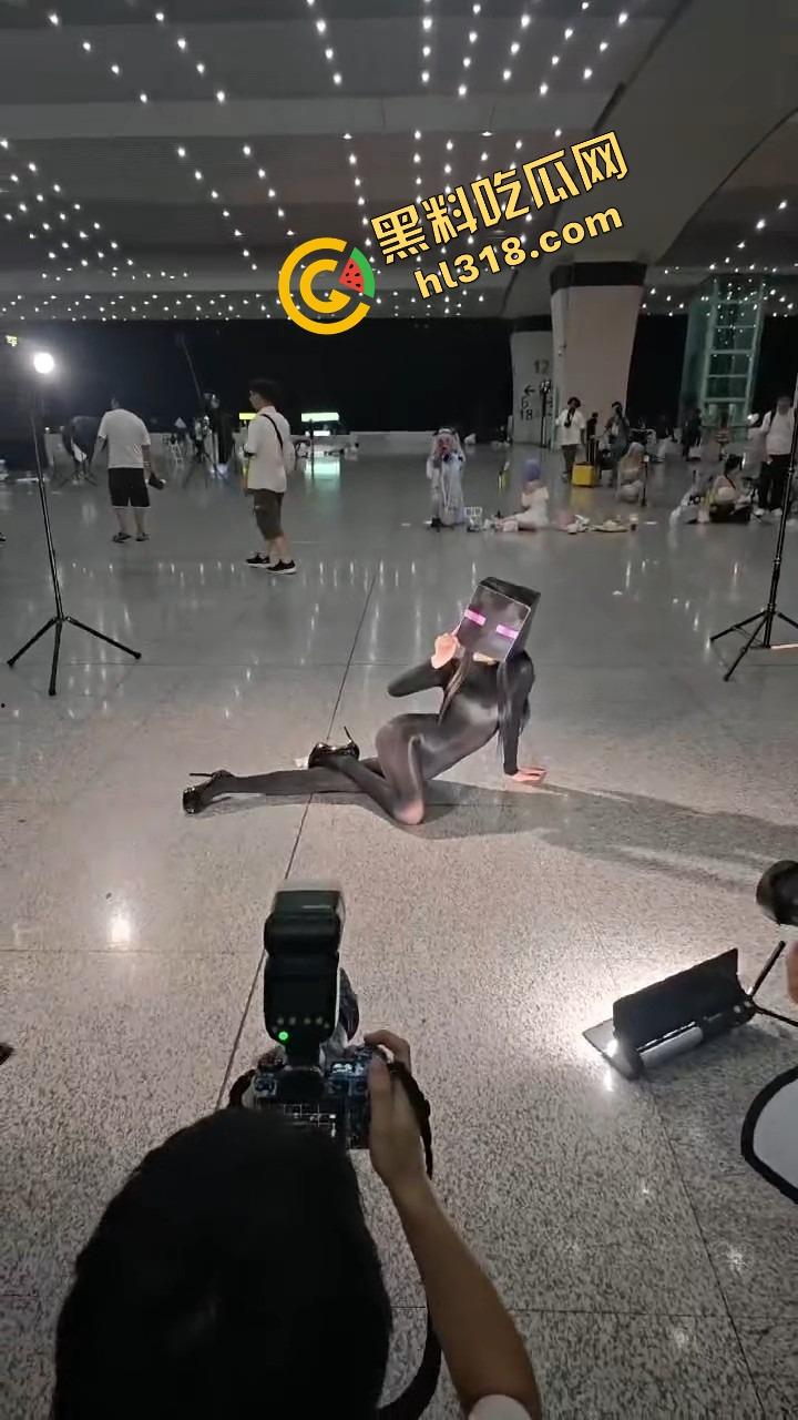 coser比比谁骚，成都夜场漫展集体裆走光，连体丝袜裹逼，内裤全外穿，宅男手机拍到爆存储！-15