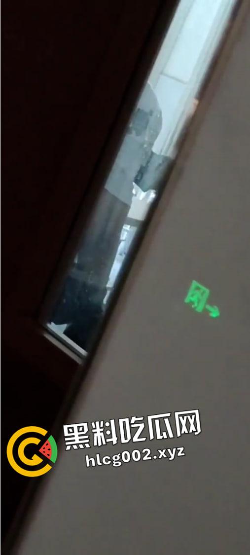 重庆合川区实验中学初中生放学后教室内做爱 课桌上做好变换体位 淫水不全流在课本上了 现场偷拍视频流出-3