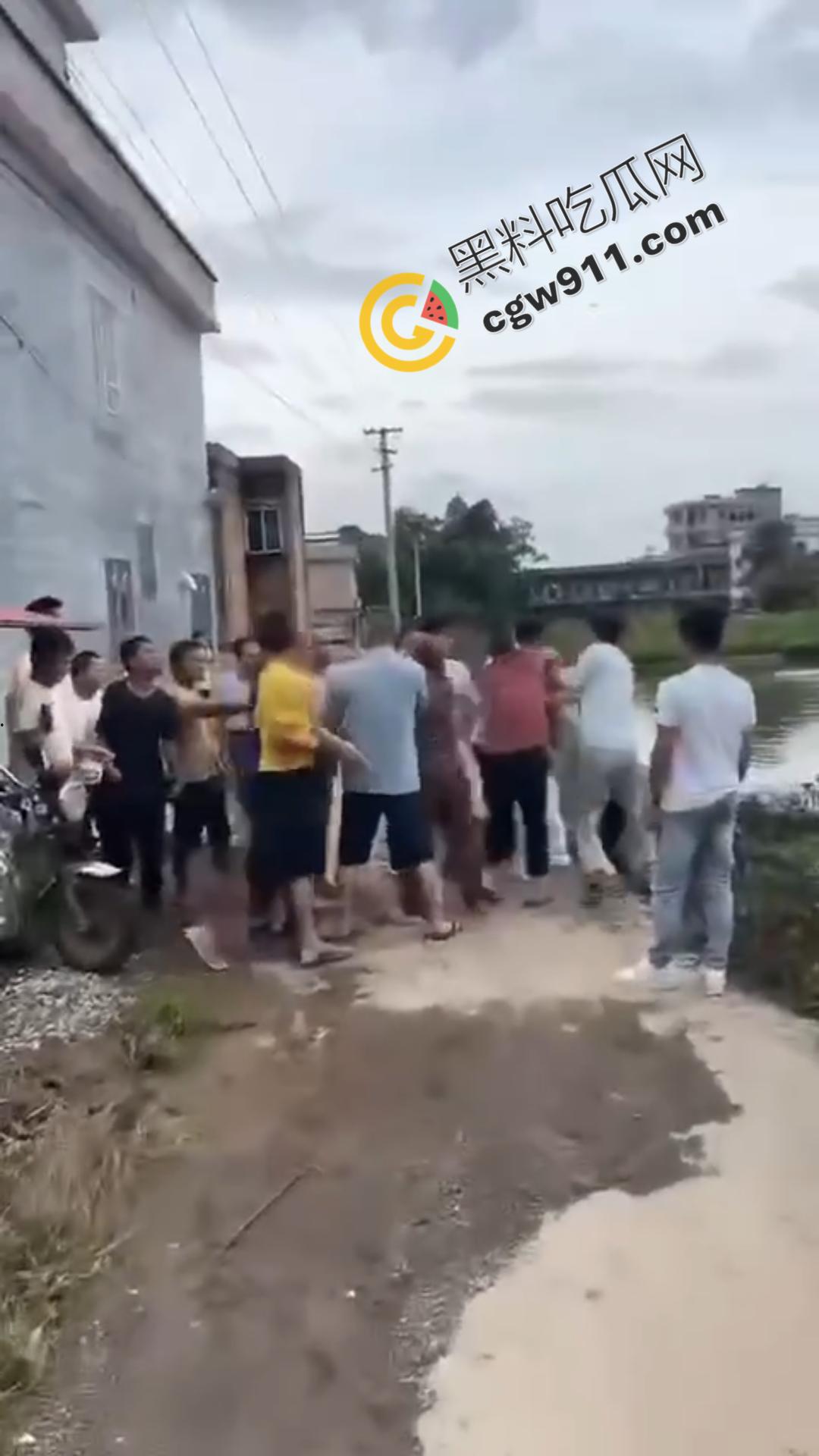 乡村邻里混战！邻居们为一句口拳交相向，现场混乱不堪，拳拳到肉，池塘中的激烈对决不容错过！-1