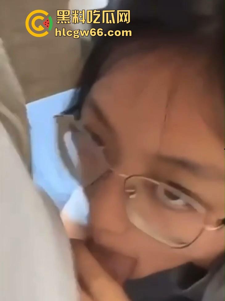 成都小学语文老师【苏靖雯】酒店约炮学生家长视频流出 主动口交上位榨精 无比风骚！-6