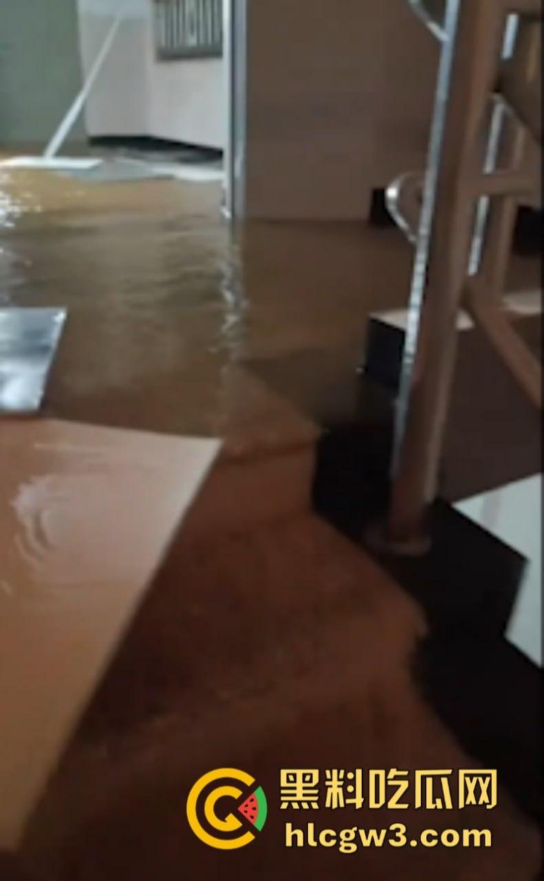 屎不可挡！浙江温州医学院男生宿舍水管爆裂屎花满天飞 这下可要与屎共眠了！-2