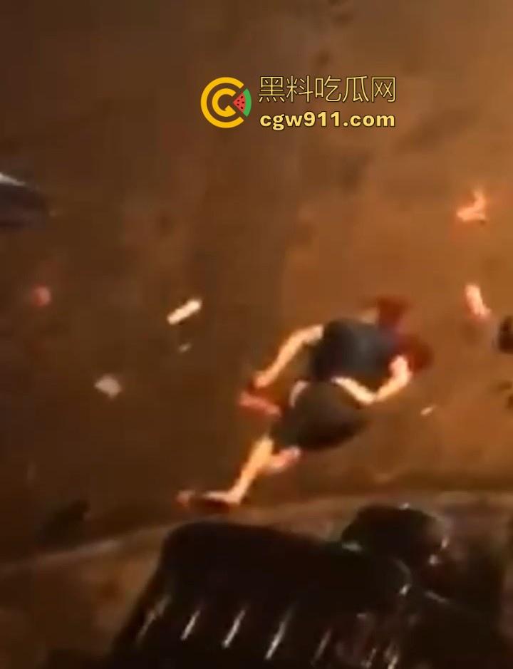 街头斗殴！黑衣男子遭20斤巨石猛砸头部，鲜血直流场面极度暴力，现场视频流出，隔着屏幕都感觉很窒息！-8