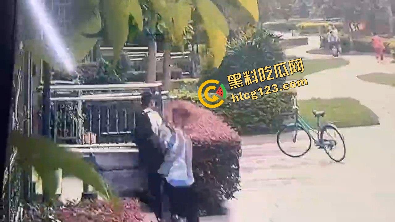 两个初中生小区虐猫？回家对着你老父亲试试，猫是猫人不是人！-6