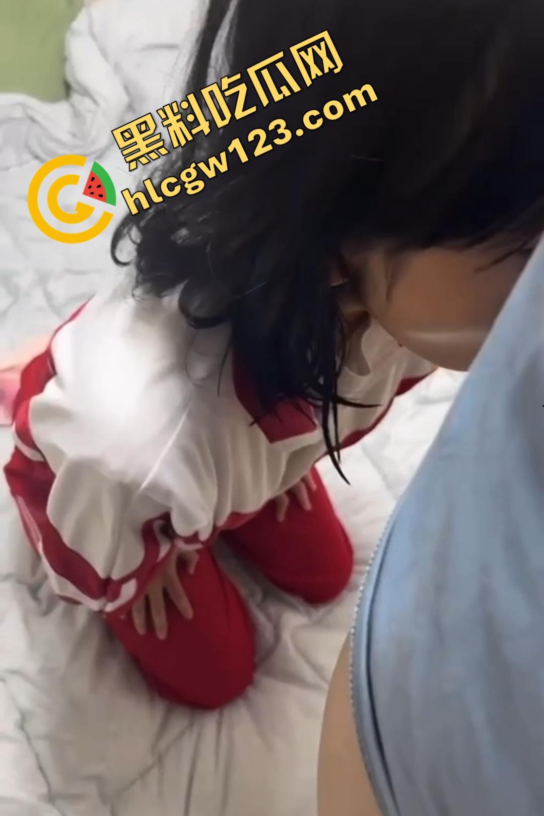 抖音【勾勾小公主】故意勾引校长破处，要求校长强行内射并且买奢侈品，不然发抖音曝光！-5