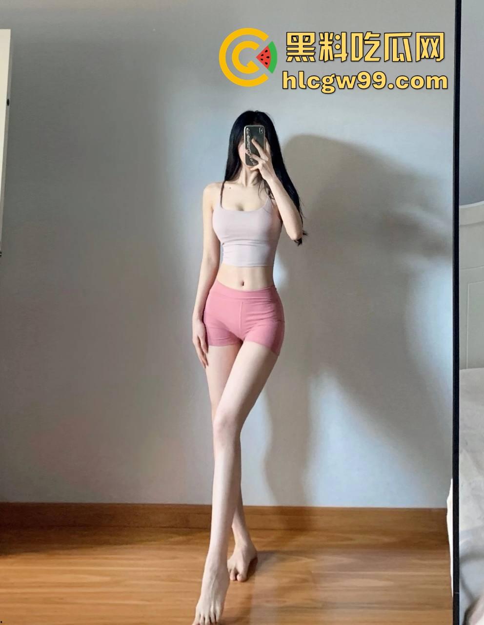 杭州嫩模『杨弈』被金主拉进卫生间手把手教学花洒灌肠，丝袜湿透还求主人继续灌，屁眼灌得鼓鼓的从屁眼喷水了！-5