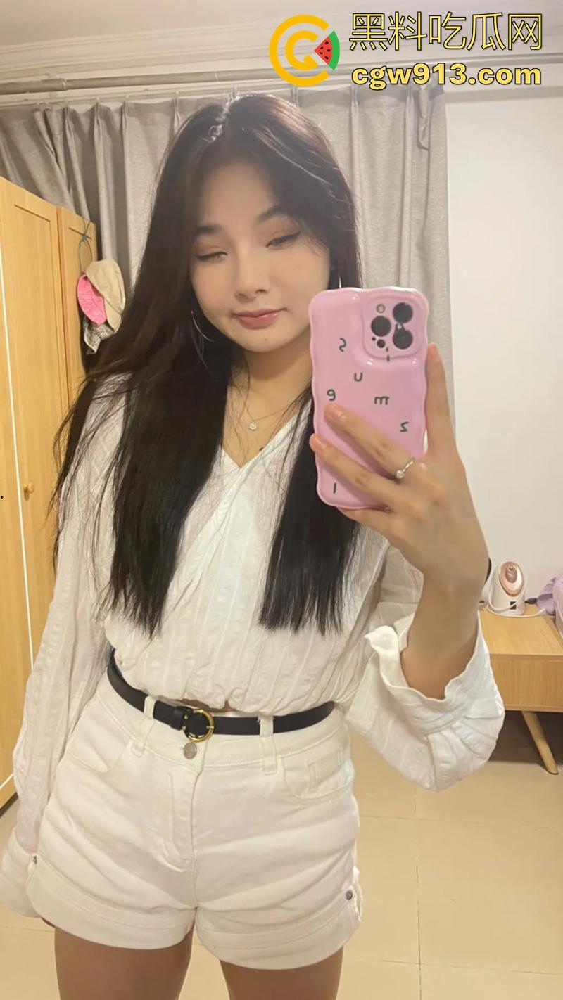 武汉某公司行政【陈雨佳】，擅长裸舞性瘾极强，曾和学生家长公厕约炮，公司年会塞跳蛋跳舞，渴望群p在线求操！-1