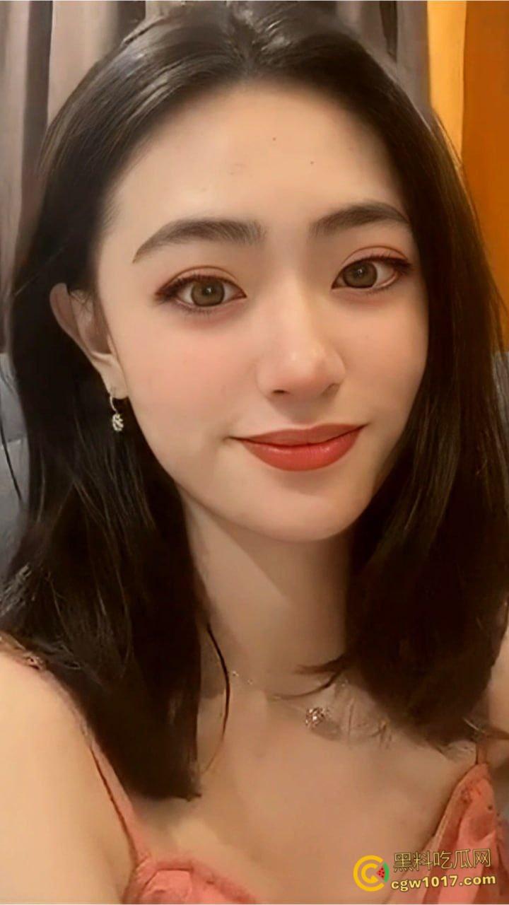 浙江大学大一学妹【冯思颖】，淫荡母狗对大屌爱不释手，被疯狂颜射一脸，蜜桃翘臀被学长后入狂操 ！-1