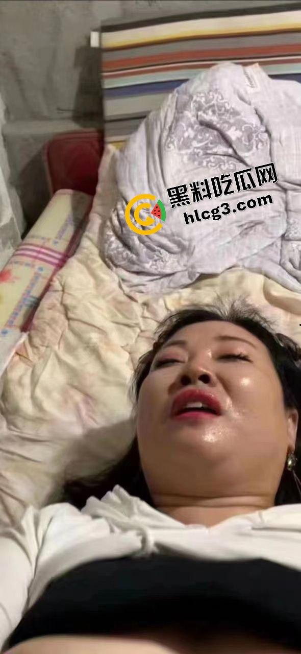 网恋奔现翻车名场面！照片变照骗 萌妹子秒变坦克 只能含泪操了！-11