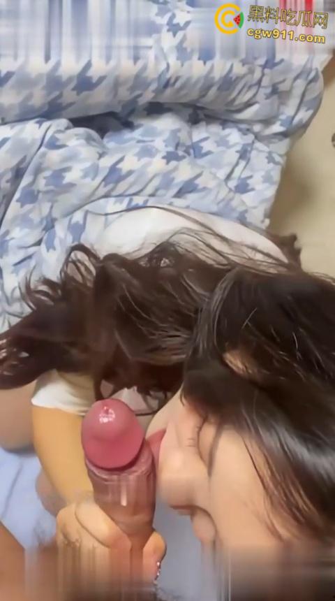 河南高颜值女友【刘敏佳】,遭前男友恶意曝光,出租屋跪舔侍奉,樱桃小嘴裹满龟头,口技精湛堪比专业站街女!-4