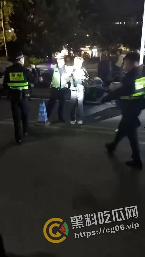 海丰县桥东精神小伙斗殴！采取1v1solo战 男生踩着头打 女生奶子都打出来了 最后还跟警察打 太嚣张了-5