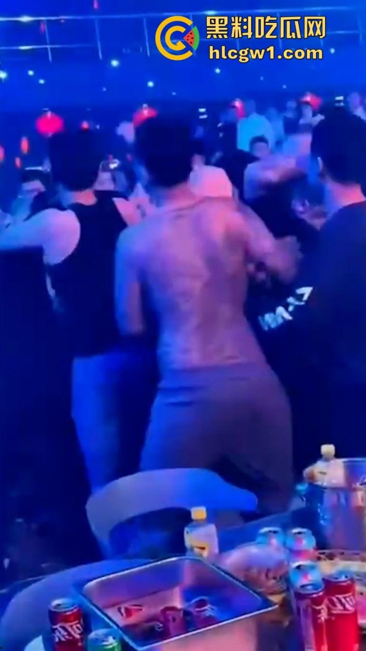 为争夺美女交配权闹事 沈阳酒吧魁梧保安大战细狗 185肌肉大块头比黑社会下手还狠 咣咣就是干！-3