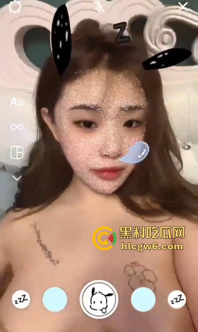 我勒个花腿便肉器？精神小妹自己玩逼玩到高潮，骚味大到猫都忍不住跑过来嗅，高潮骚味熏得猫发情！-7