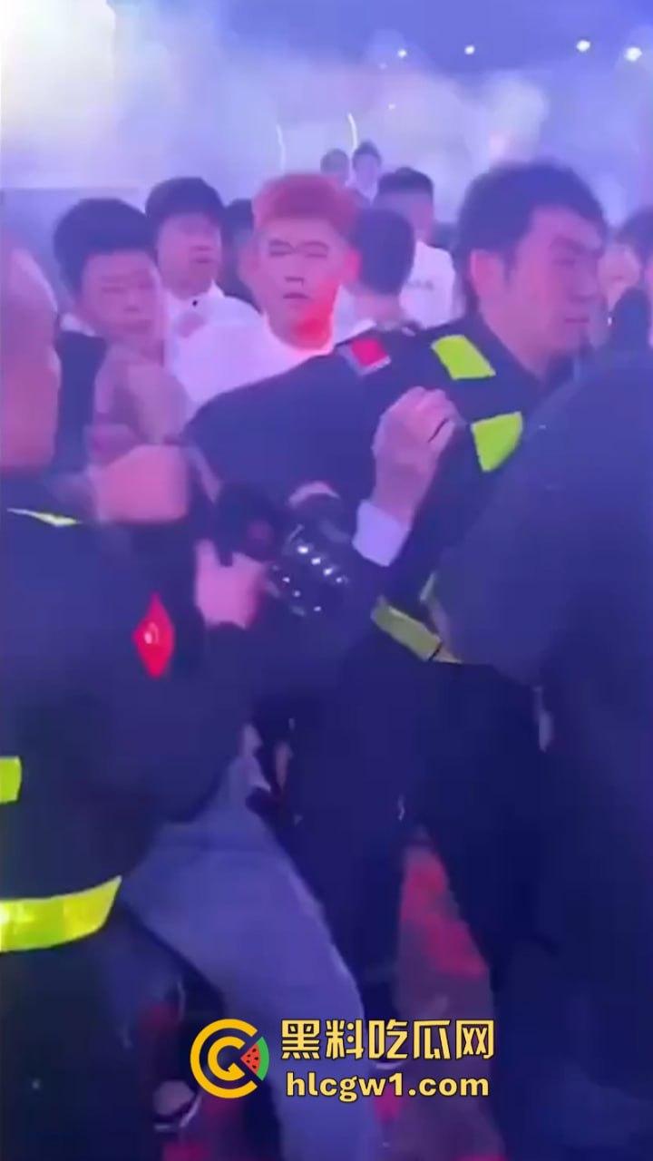 为争夺美女交配权闹事 沈阳酒吧魁梧保安大战细狗 185肌肉大块头比黑社会下手还狠 咣咣就是干！-7