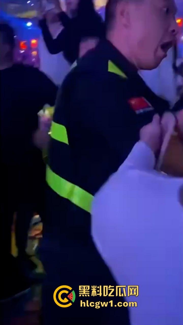 为争夺美女交配权闹事 沈阳酒吧魁梧保安大战细狗 185肌肉大块头比黑社会下手还狠 咣咣就是干！-8